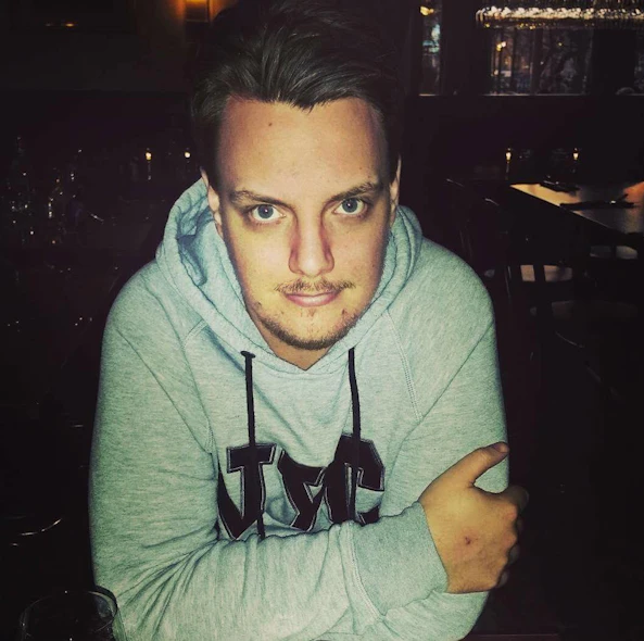 32147702 10216335494002154 1298023753476734976 N