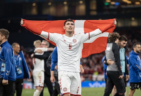 Andreas Christensen med den danska flaggan