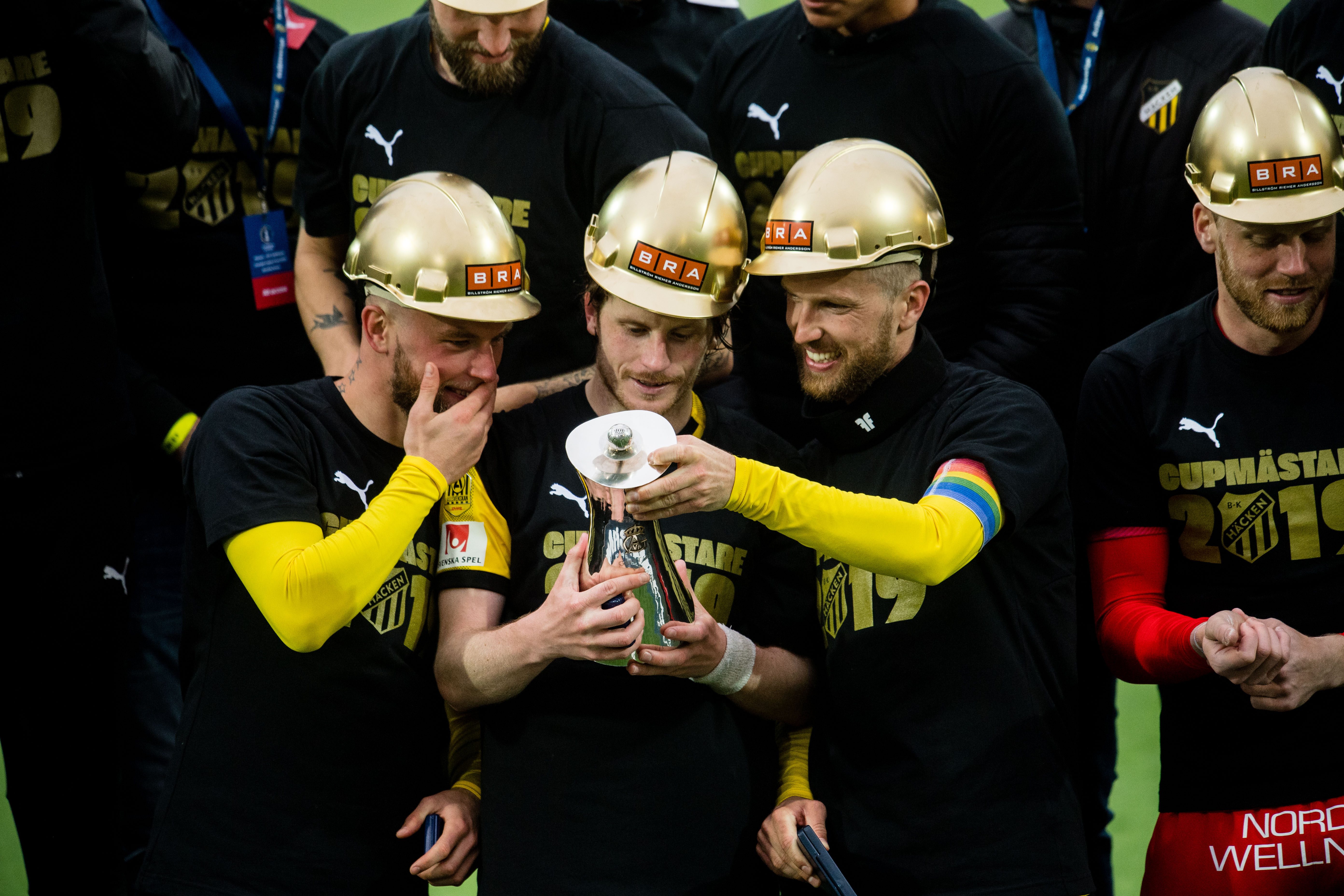 Spelare i BK Häcken poserar med Gustaf VI Adolfs pokal.