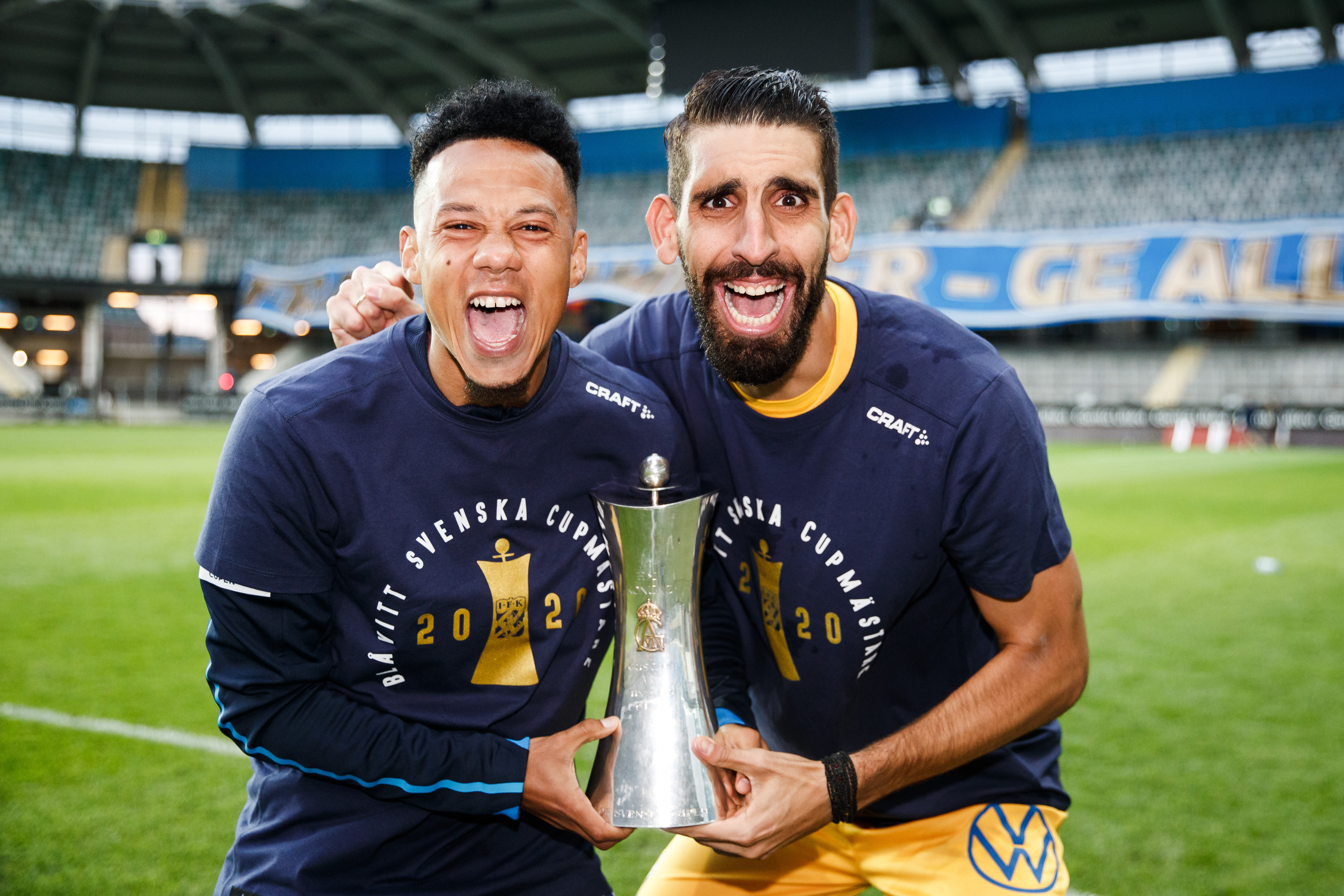 Spelare i IFK Göteborg poserar med Gustaf VI Adolfs pokal.