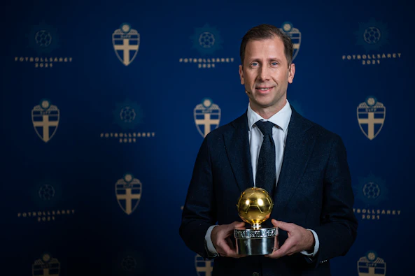 Simon Bank, krönikör Aftonbladet, poserar för en bild med Guldbollen under Fotbollsåret 2021 den 21 december 2021 i Stockholm.