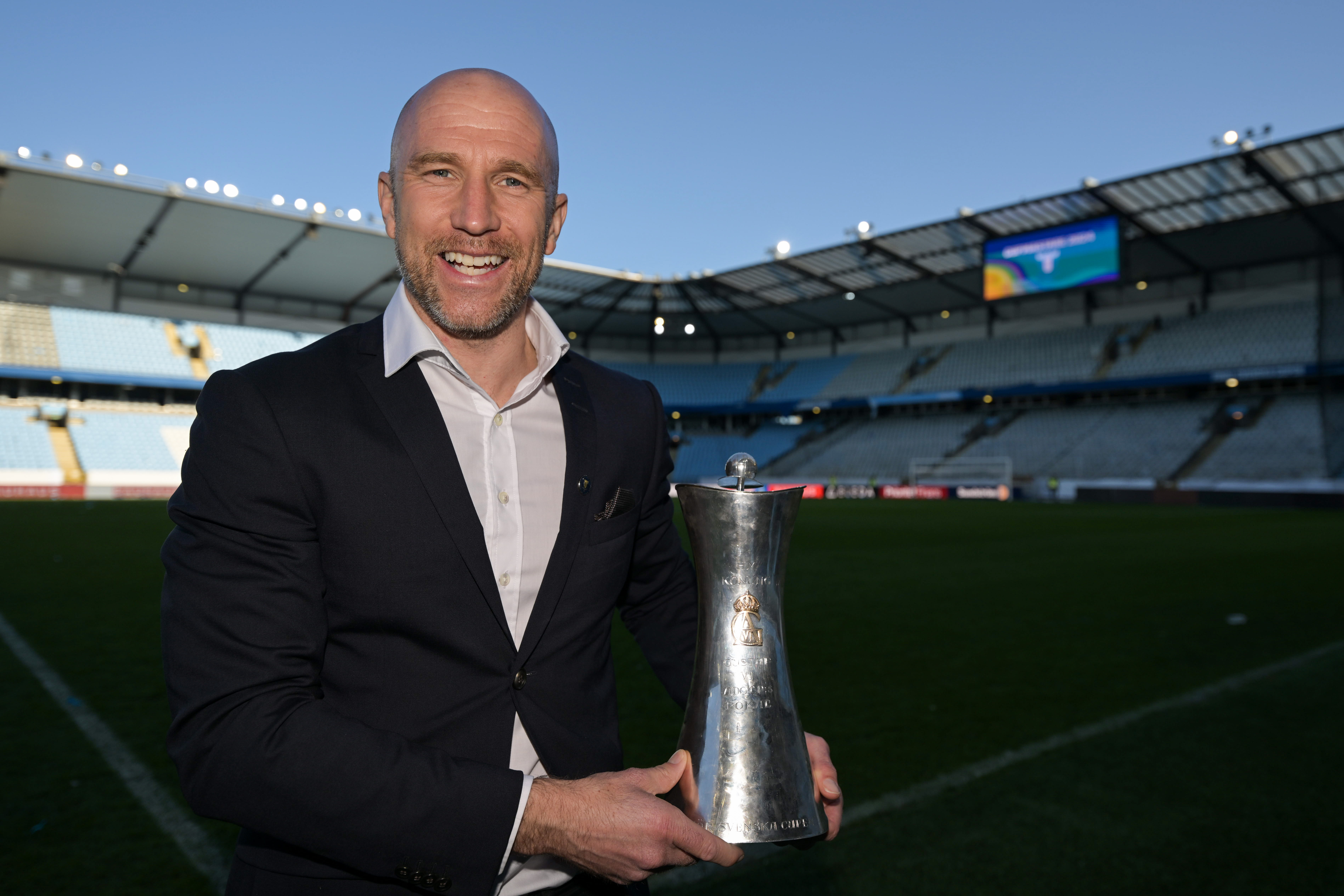 Henrik Rydström poserar med Gustaf VI Adolfs pokal.