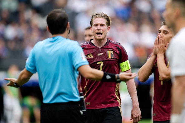 Belgiens lagkapten Kevin De Bruyne i diskussion med domaren i matchen mot Slovakien