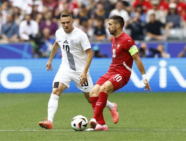 BB240Dušan Tadić, lagkapten för Serbien