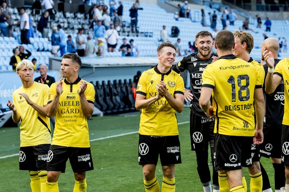Mjällbys spelare jublar efter fotbollsmatchen i Allsvenskan mellan Malmö FF och Mjällby den 9 augusti 2025 i Malmö.
