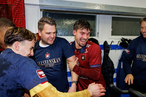 Örgrytes tränare Andreas Holmberg och Daniel Paulson jublar efter avancemanget till Allsvenskan 2026