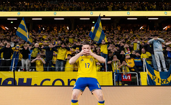 Gyökeres gör masken med publiken i ryggen Bettingstugan