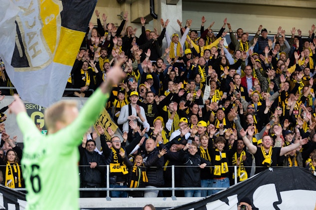 BK Hackens malvakt jublar med fansen