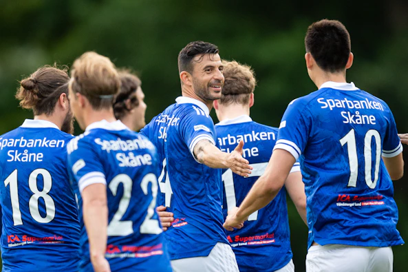 Behrang Safari jublar tillsammans med lagkamrater