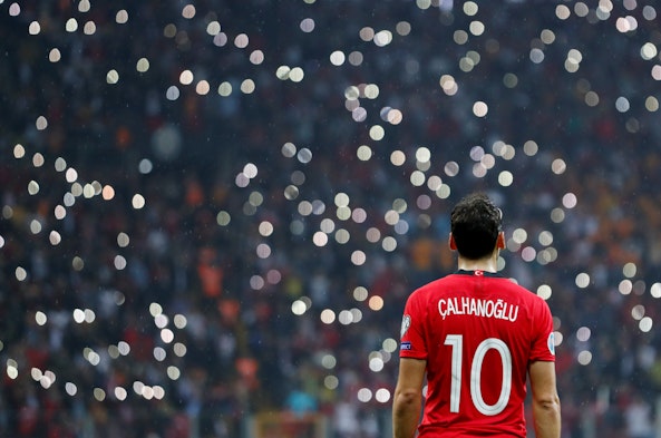 Hakan Çalhanoğlu - Turkiets lagkapten och stora stjärna.