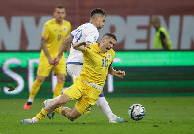 Nicolae Stanciu, landslagskapten och bidrar offensivt.