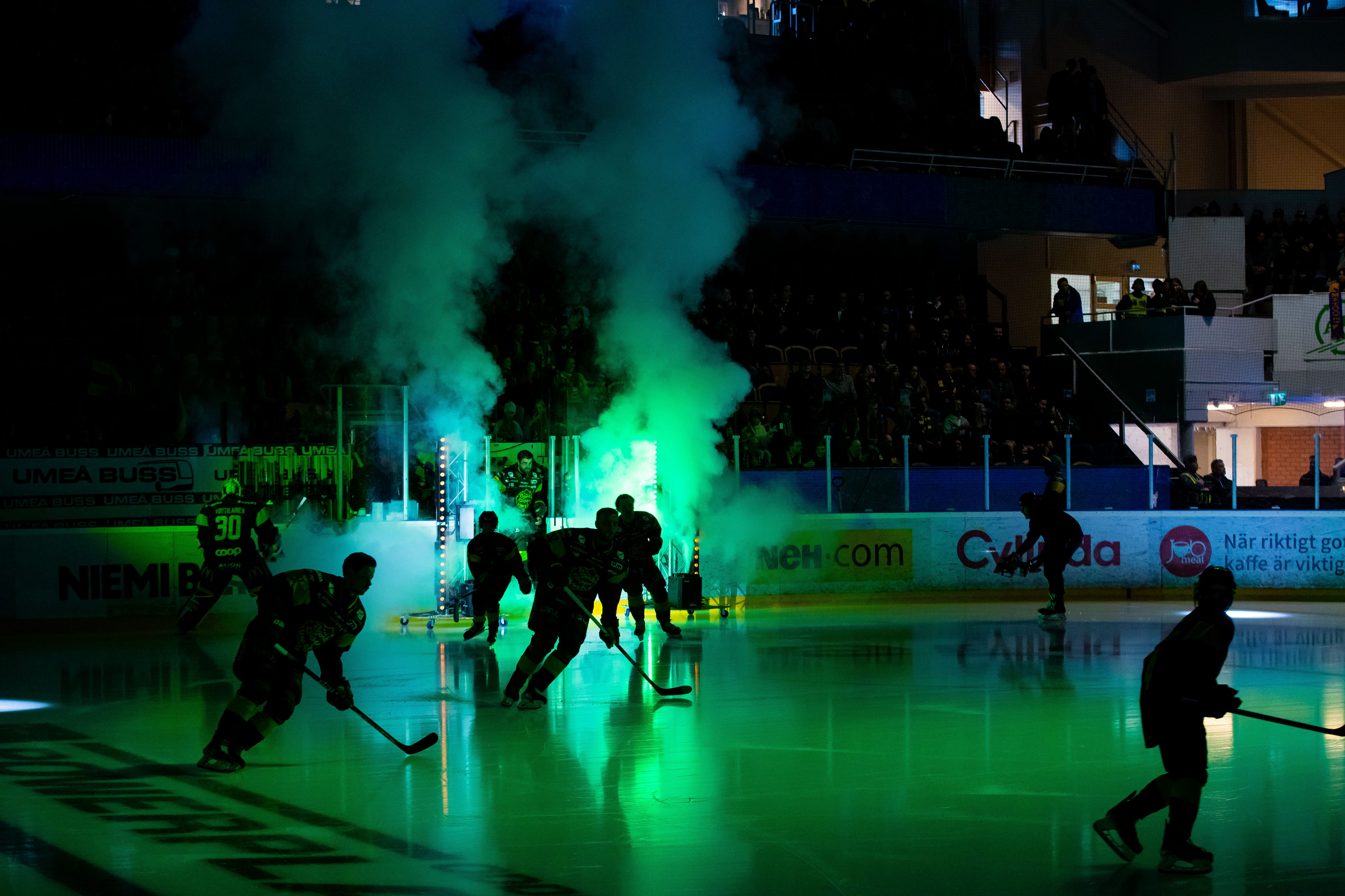 Bjorkloven gor entre pa isen innan semifinal fem i Hockeyallsvenskan mellan Bjorkloven och Djurgarden