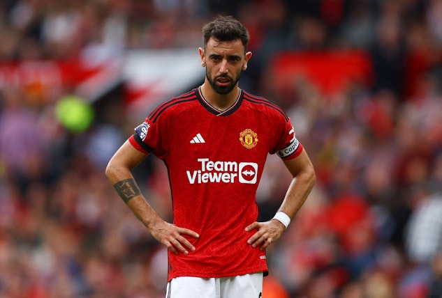 Bruno Fernandes och hans United helgarderas pa Old Trafford