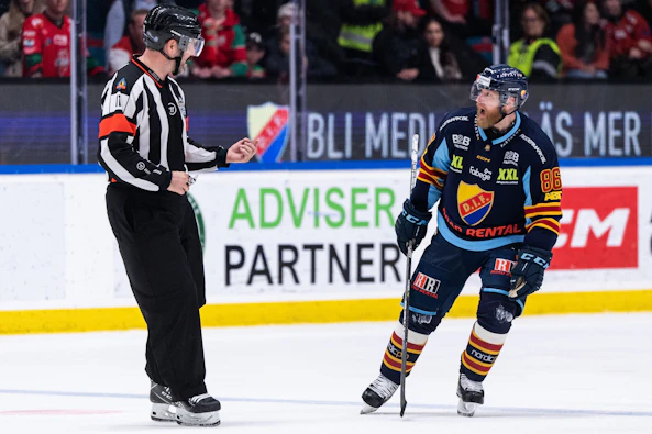 Djurgardens Linus Klasen reagerar pa domslut av Domare Daniel Wessner