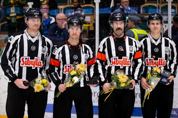 Domare Fredrik Backstrom Domare Andre Hiljanen Domare Daniel Wessner och domare Christian Billing under final sex i kvalet till SHL mellan Bjorkloven och HV71