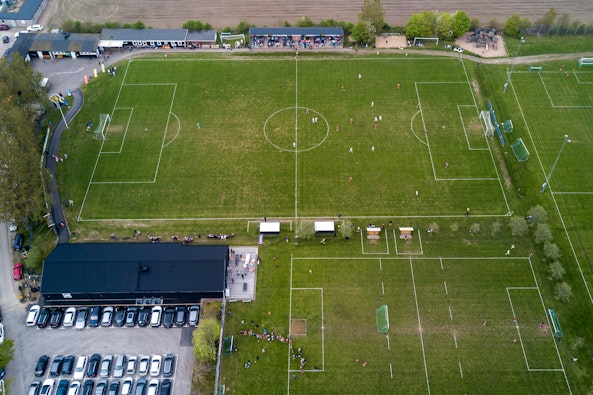 Dronarbild pa fotbollsplan fran division 3