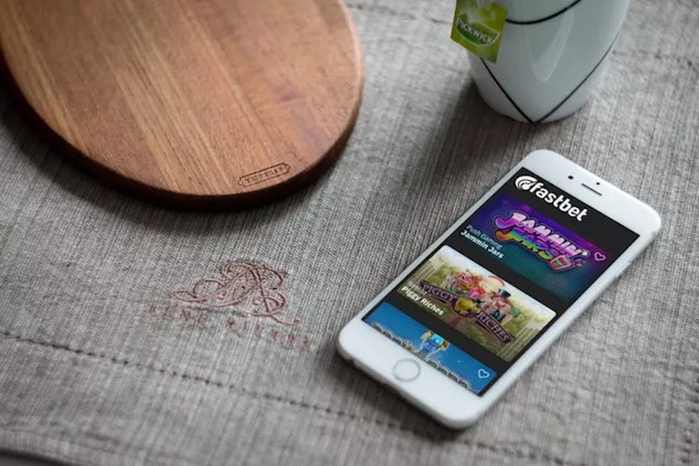 Bild på en mobil med Fastbet uppe som spelbolag