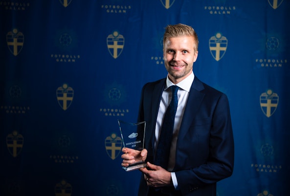 Glenn Nyberg poserar for portratt med priset for Arets domare herr under Fotbollsgalan den 11 november 2019 i Stockholm