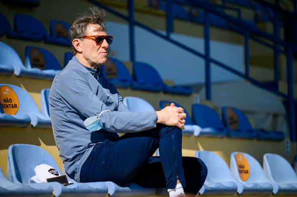 Hakan Ericson pa plats i Portugal for att spana in en fotbollstraning for svenska damlandslaget i februari 2022