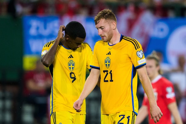 Kulusevski och Isak i samtal i match mot Osterrike