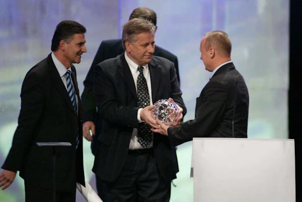 Lars Lagerback och Tommy Soderberg forbundskapten Sverige delade ut priset till Zoran Lukic och Soren Akeby