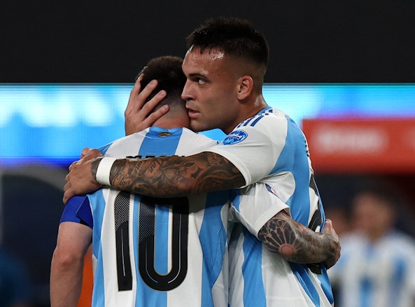 Lautaro Martinez och Messi far de fira en seger i Copa America tillsammans