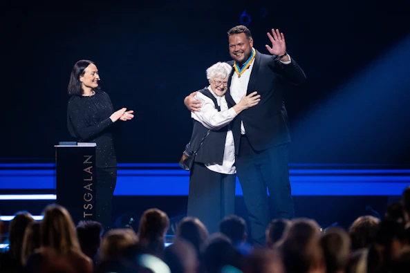 Lisa Irenius och Leila Laakso delar ut Svenska Dagbladets Bragdguld till Daniel Stahl under Idrottsgalan den 22 januari 2024 i Stockholm