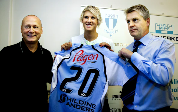 Malmos nyforvarv Ola Toivonen Far troja nr 20 av Soren Akeby och Hasse Borg