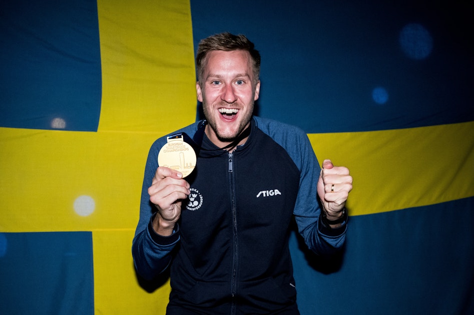 Mattias Falck poserar med EM guldet