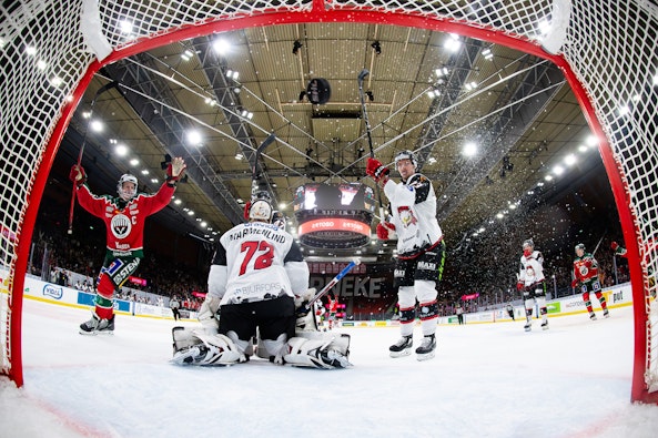 Max Friberg jublar efter att Linus Hogberg ej i bild skjutit 3 2 i mal bakom Malmo Redhawks malvakt Daniel Marmenlind