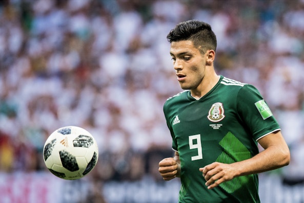 Mexikos Raul Jimenez med bollen