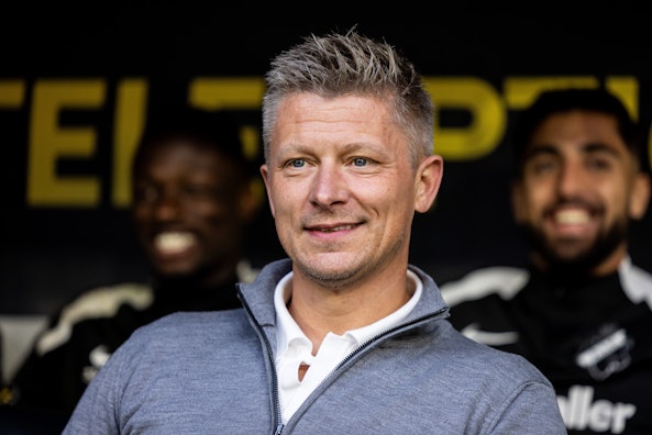 Mikkjal Thomassen AIK tranare hyllas av Marcus Birro