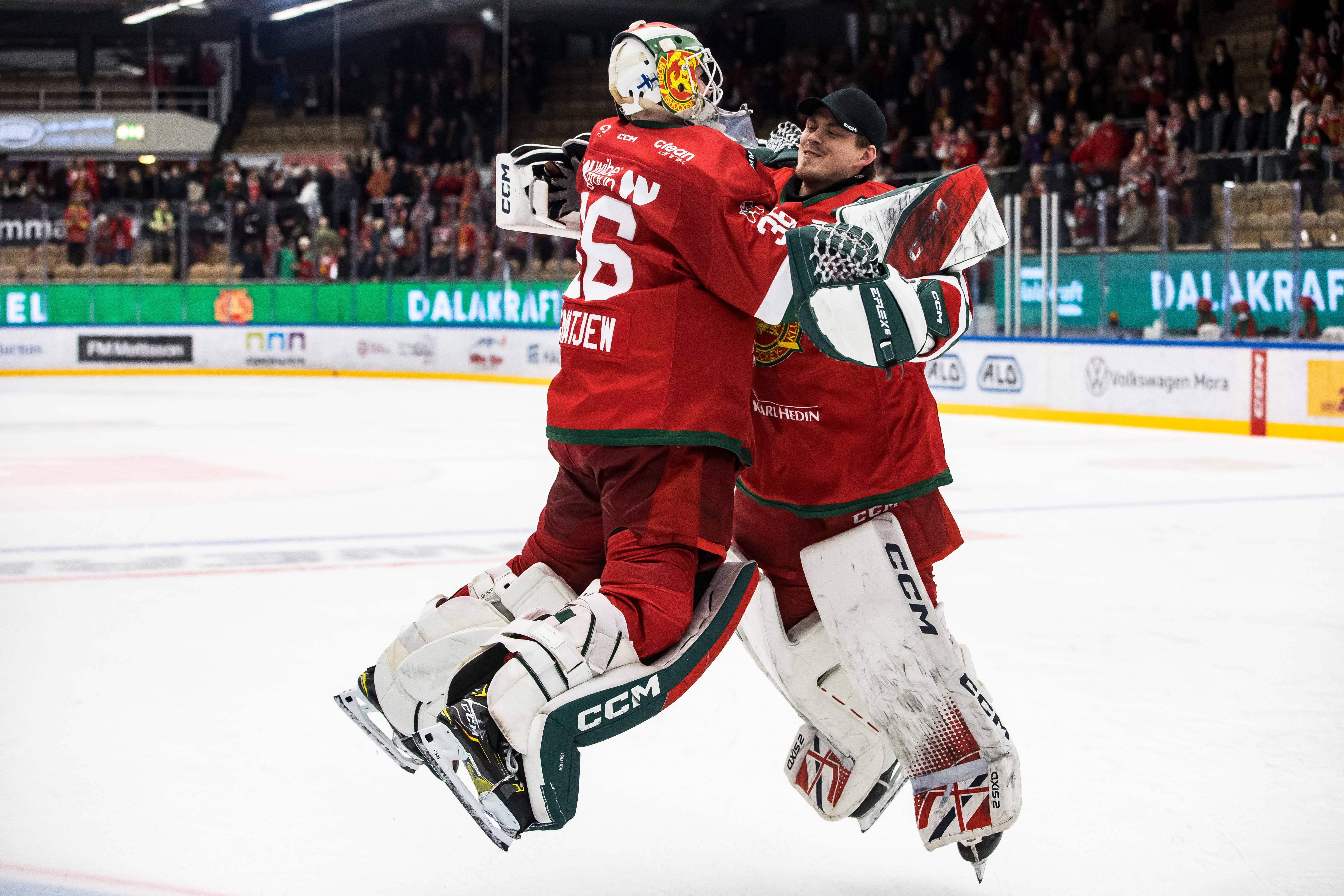 Mora IK Waltteri Ignatjew och Emil Zetterquist jublar