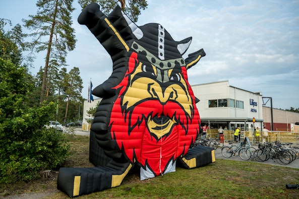 Nybro Vikings klubbmarke utanfor Liljas Arena