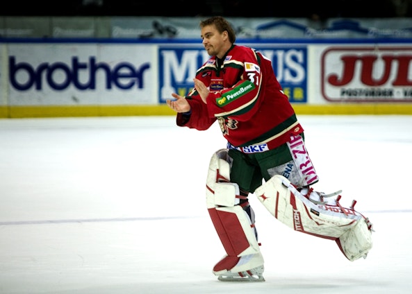 Salo i Frolundas troja efter en match mot Timra IK