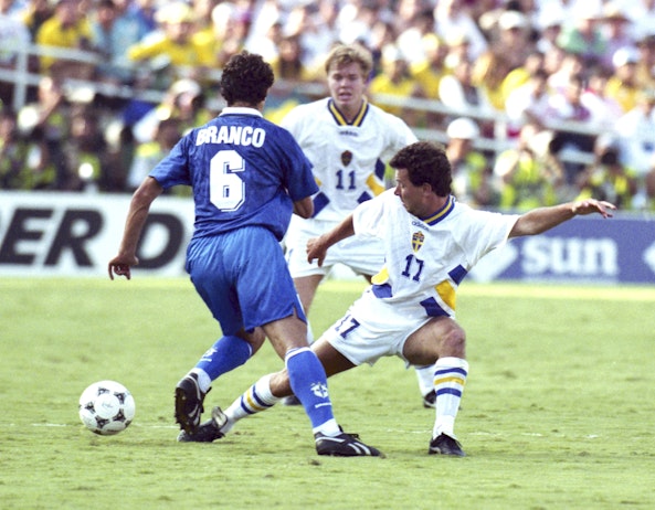Stefan Rehn i VM 1994 Har tacker han bort bollen fran Branco Brasilien