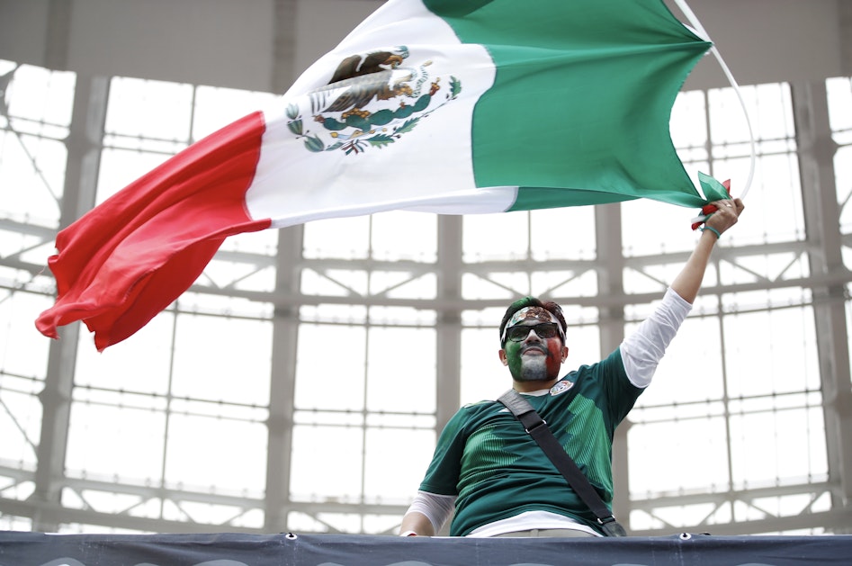 Supporter till Mexiko med en stor flagga