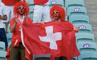Supportrar till Schweiz med en flagga