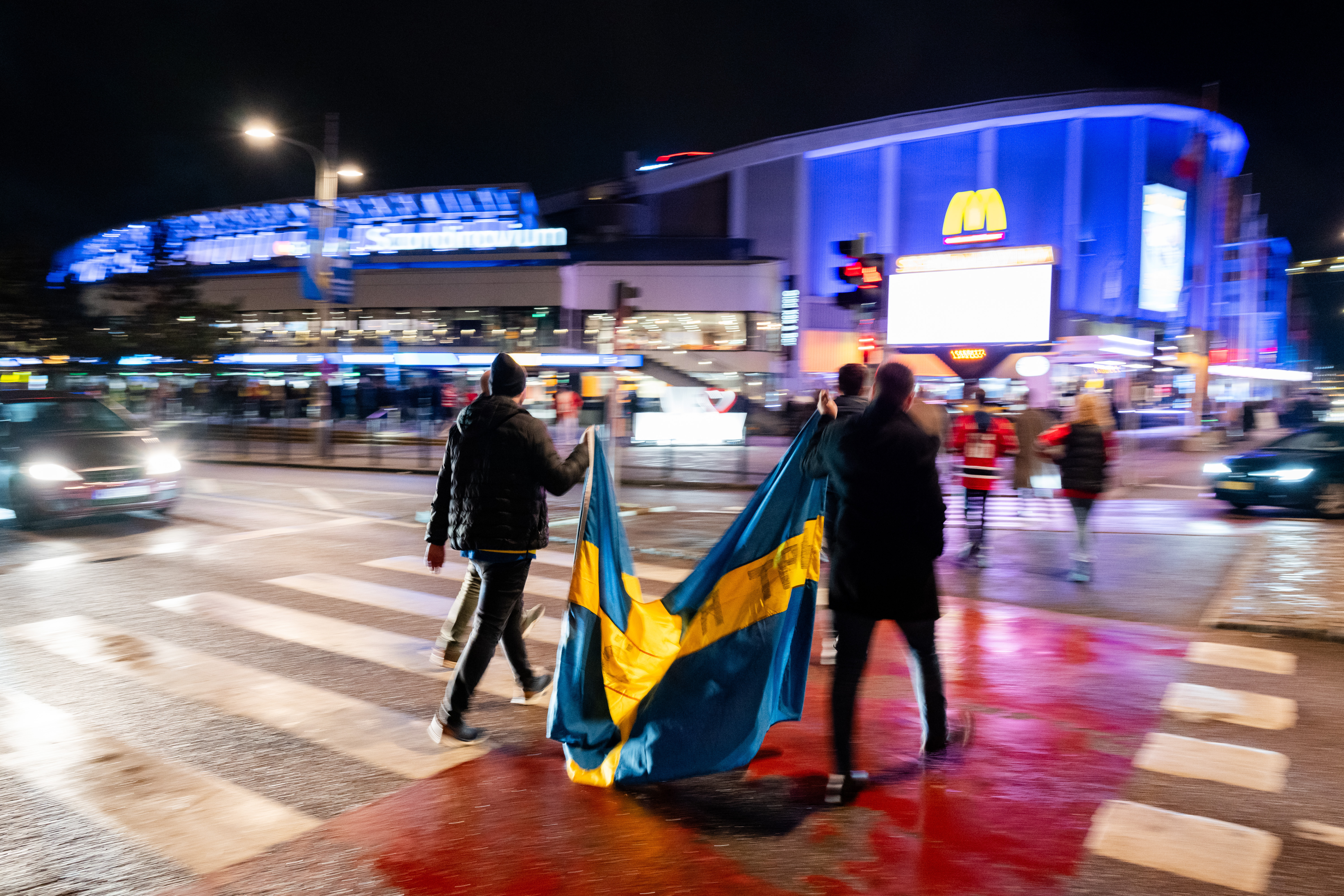 Svenska fans pa vag till Scandinavium