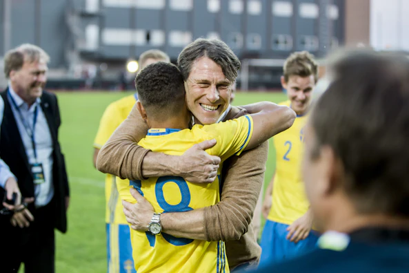 Sveriges Jordan Larsson har gjort 3 2 och kramas om av forbundskapten Hakan Ericson under fotbollsmatchen i kvalet till U21 EM mellan Sverige och Georgien den 3 juni 2016 i Uddevalla