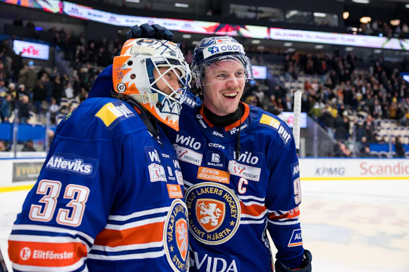 Vaxjos Emil Larmi och Joel Persson jublar tillsammans efter en vinstmatch i SHL