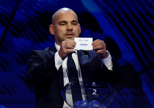 Wesley Sneijde drog lotten for Albanien