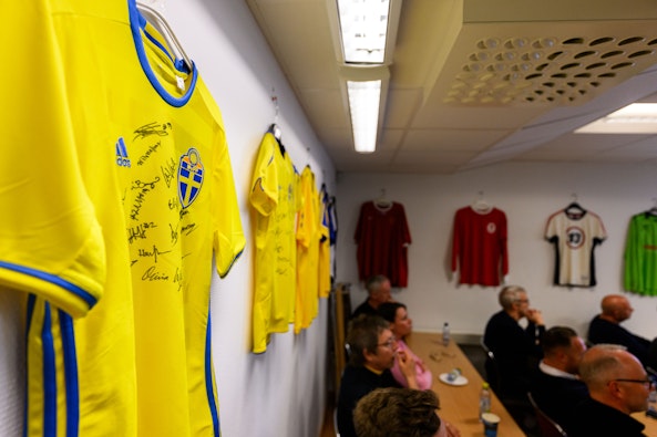 Fotbollströjor på väggen - Bettingstugan